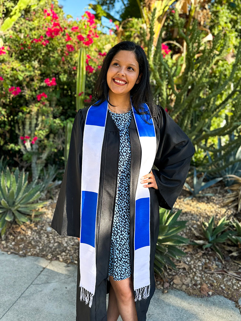 Happy faces of management students in black gown, cap & the peacock blue  sash! Order your graduation rob… | Graduation gown, Black graduation gown, Graduation  robe